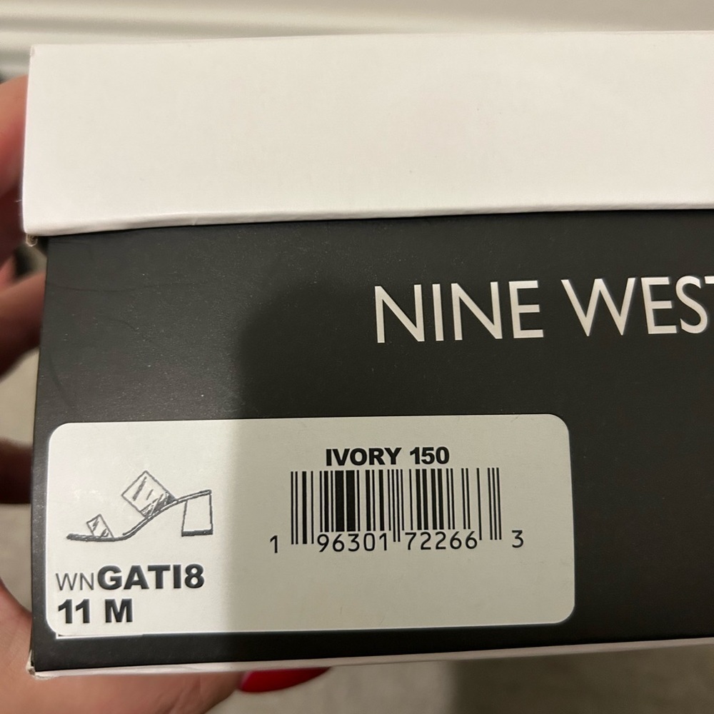 Nine West ivory double band slide heal. Size 11 - Picture 3 of 8